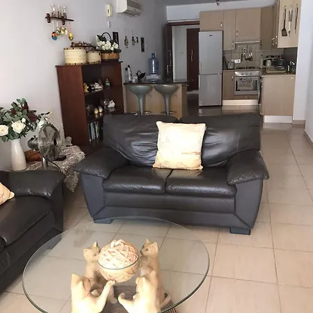 Three Bedroom Family In Kapparis With Shared Pool Near Appartement Paralimni