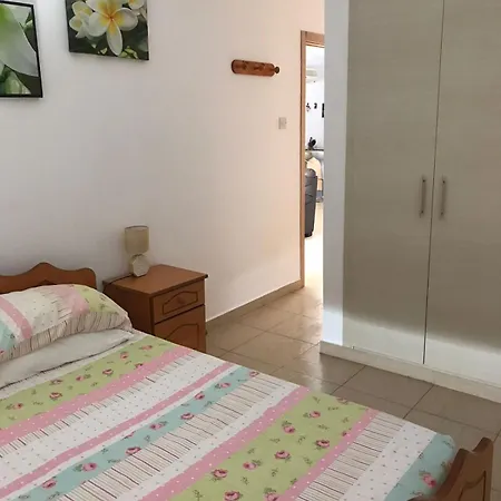 Three Bedroom Family In Kapparis With Shared Pool Near * Paralimni