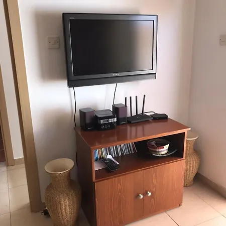 Three Bedroom Family In Kapparis With Shared Pool Near Appartement Paralimni